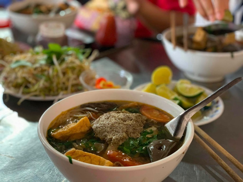 Bún riêu cua Côn Đảo thơm ngon nóng hổi, ăn kèm các loại rau sống đặc trưng gồm rau muống chẻ, rau đắng, giá sống